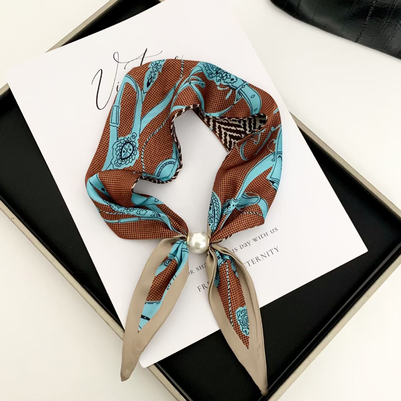 Silk Scarf Square - Lenço Magnético Elegante Estilo Coreano com