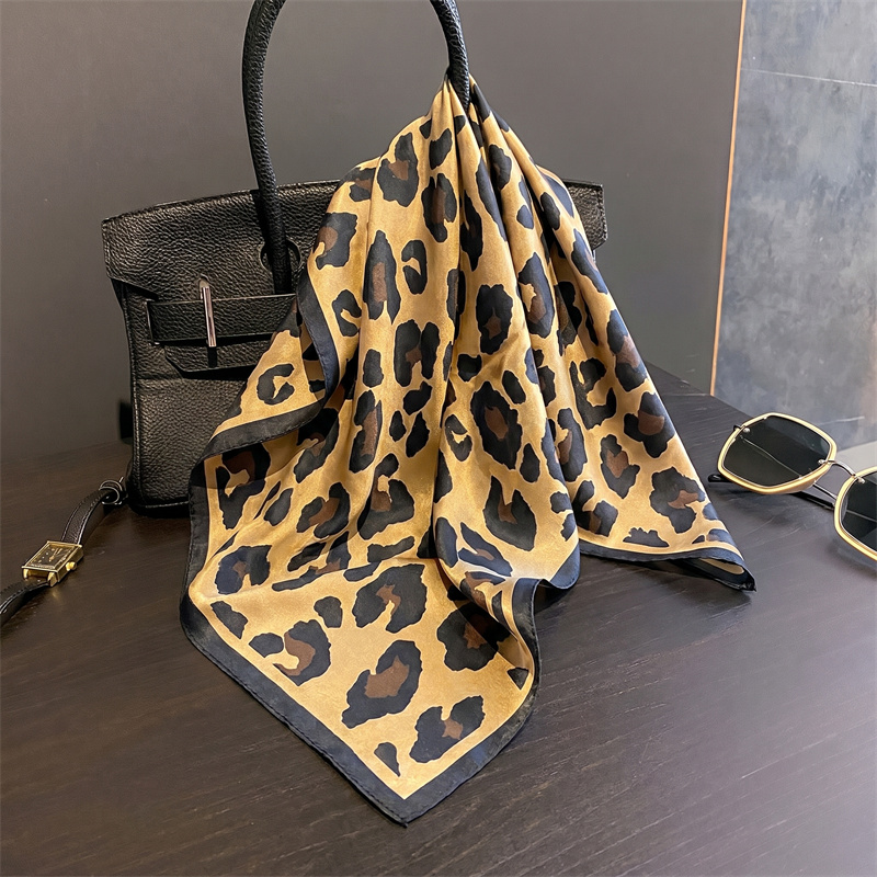 Lenço Quadrado 100% Seda com E - Silk Scarf Square avaliação e preço